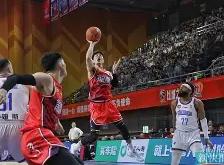 莱万刷新里程碑，新疆男篮季后赛力克山东泰山，晋级概率达51％的简单介绍